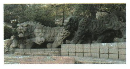 题目中的双虎雕塑情境